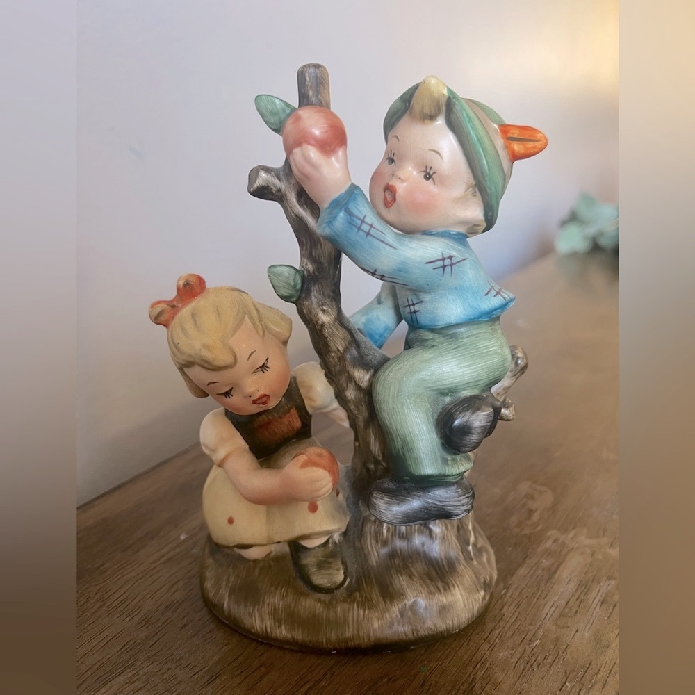 Vintage Napco Figurine “Apple Tree Romance “